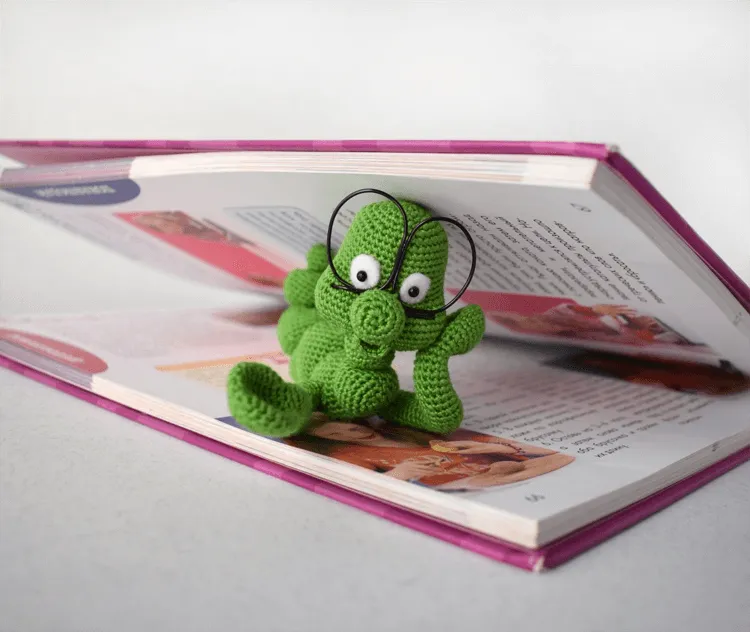 безкоштовна в'язана гачком закладка книжковий черв'як для дітей