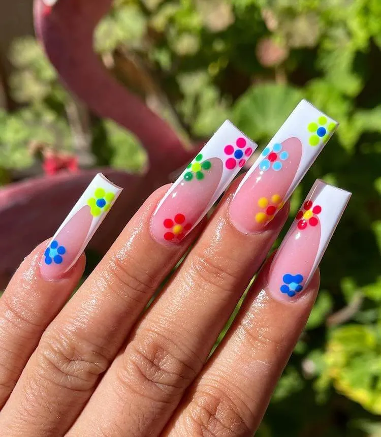 uñas de flores de colores