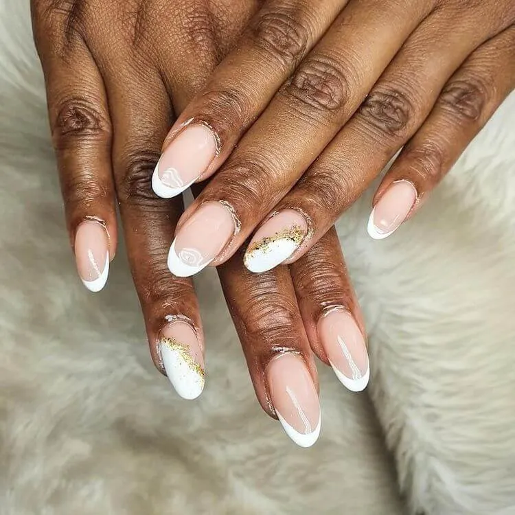 svarta kvinnor med vita och guldfärgade naglar