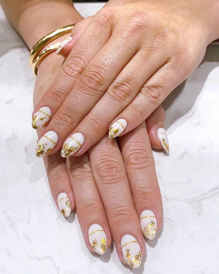 flocos de ouro nas unhas