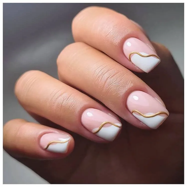 mooie witte en gouden nagels