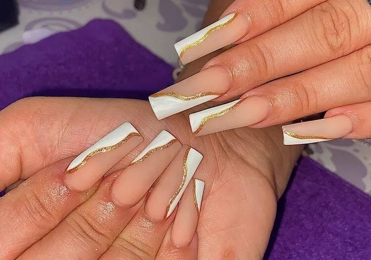 lange witte en gouden nagels