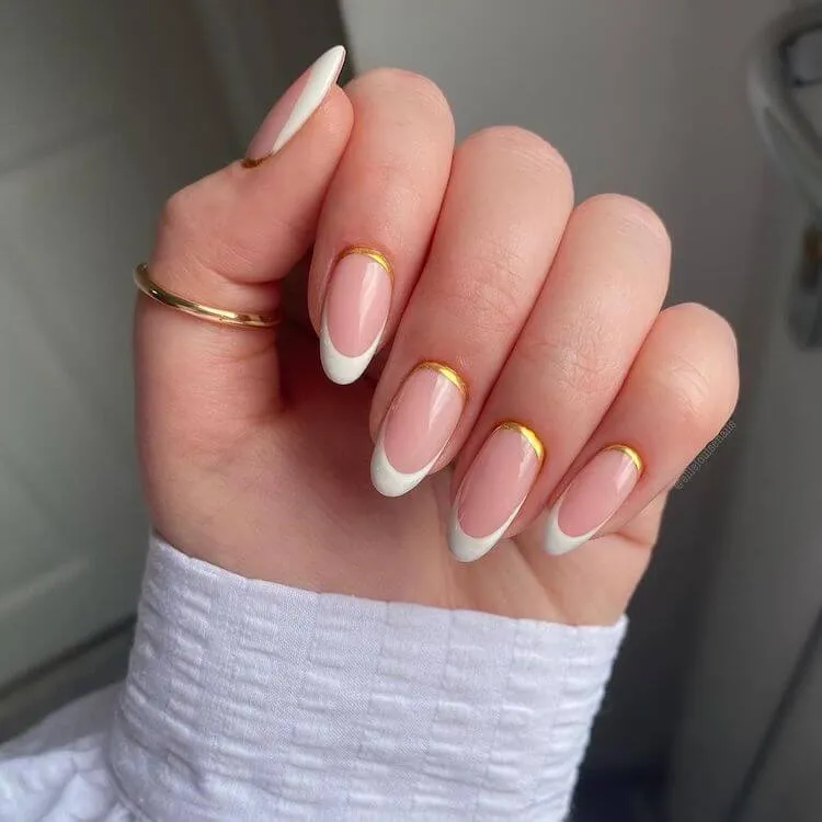 moderna vita och guldfärgade naglar