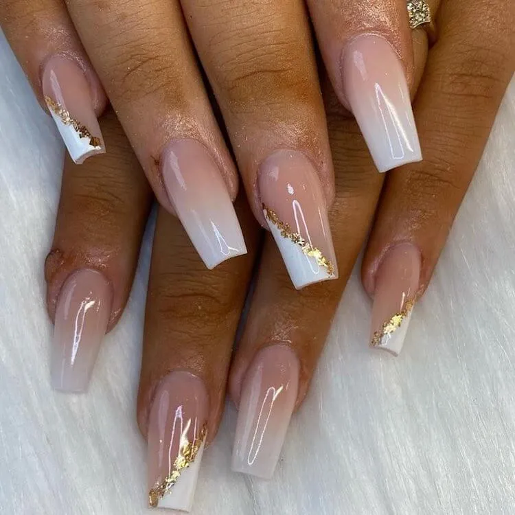 uñas french tip blanco y dorado