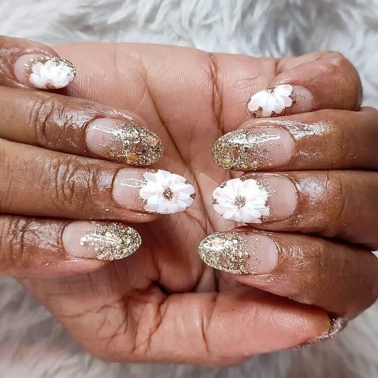 vita blomma naglar