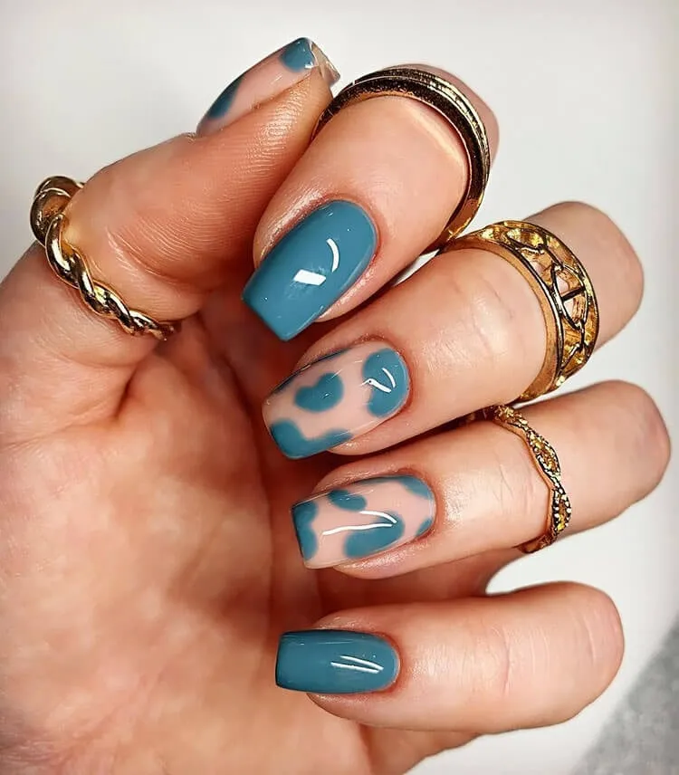 unghie blu con stampa mucca
