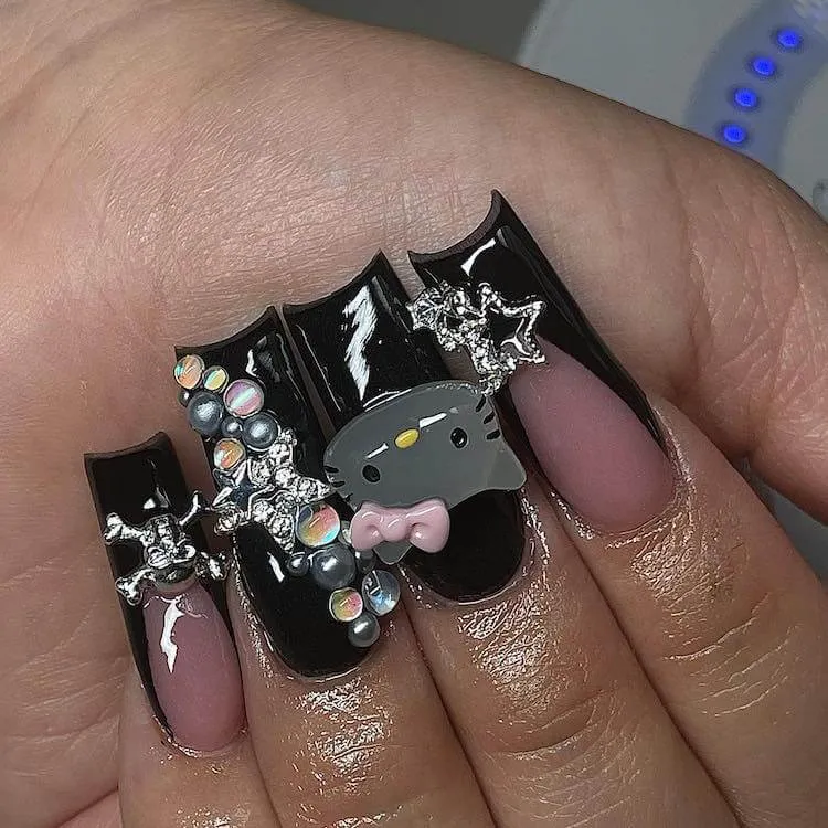 unghii negre Hello Kitty
