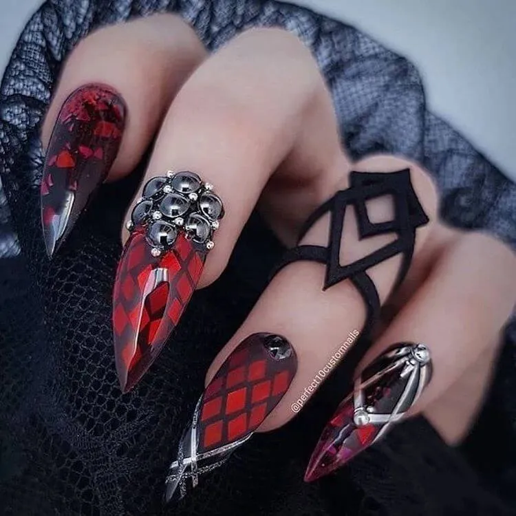 червоно-чорні готичні нігті
