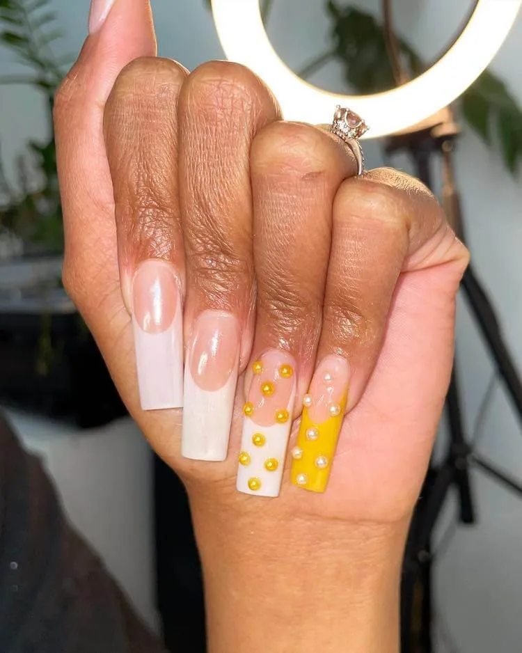 żółte i białe perłowe paznokcie