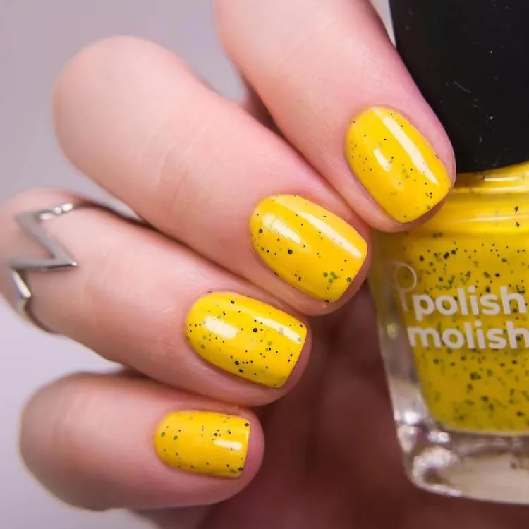 błyszczące żółte paznokcie z czarnymi plamkami