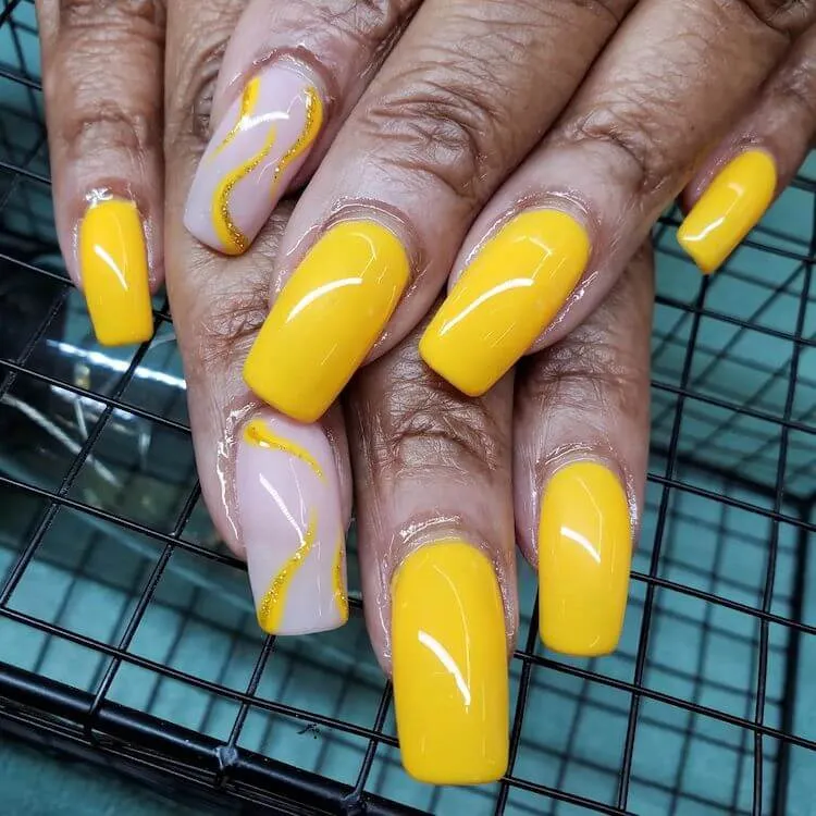 żółte i brokatowe paznokcie