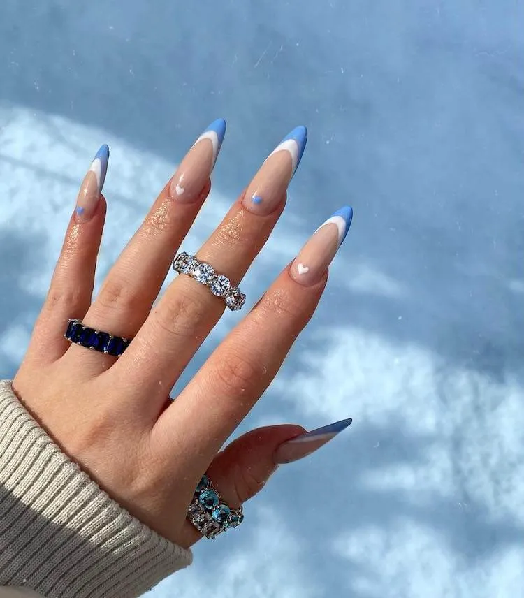 아름다운 파란색 손톱