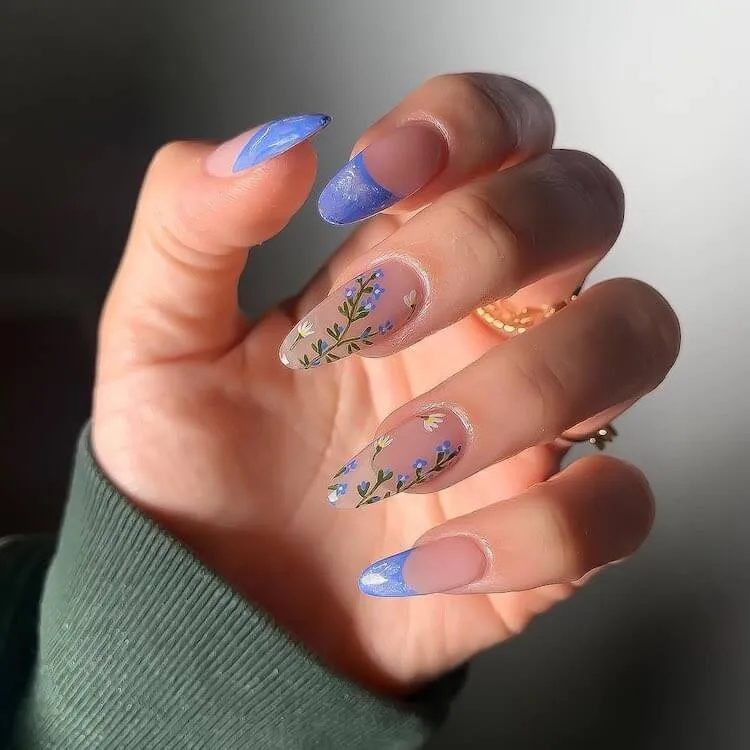 μπλε νύχια με λουλούδια