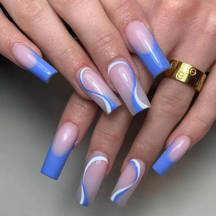 ongles bleus avec tourbillons et pointes françaises