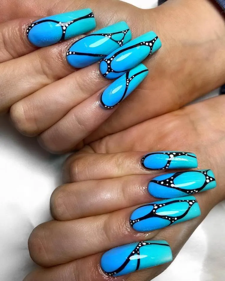 ongles bleus à effet papillon