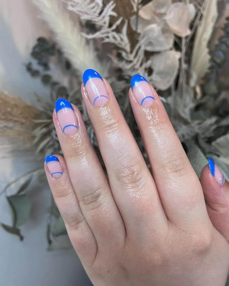 unghie blu minimaliste