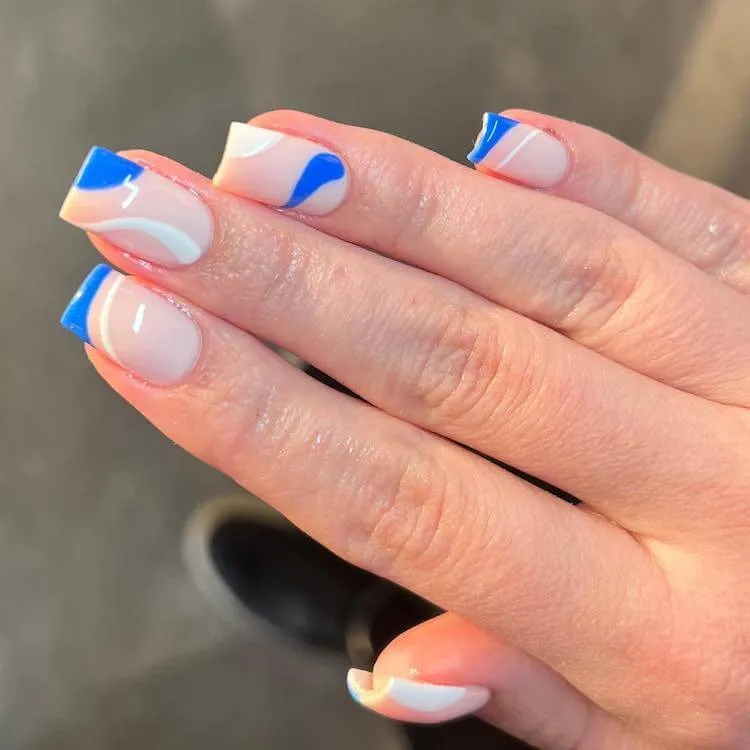 blauwe en witte gel nagels