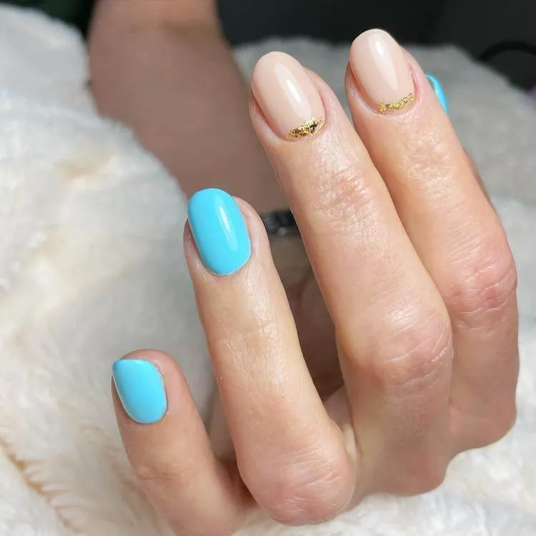 blå och guldfolie naglar