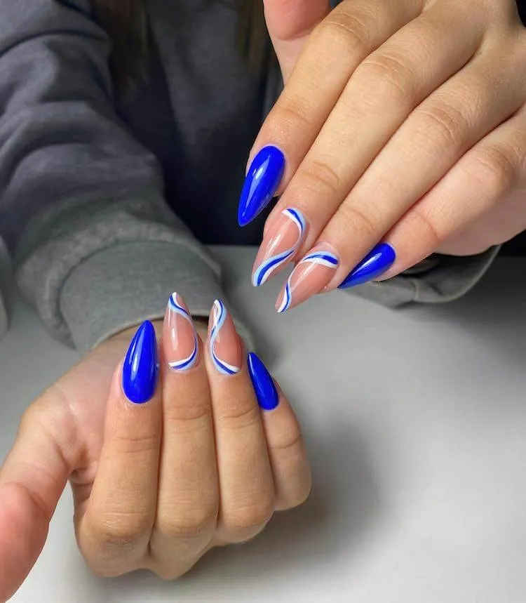 unghie con vortici blu e bianchi