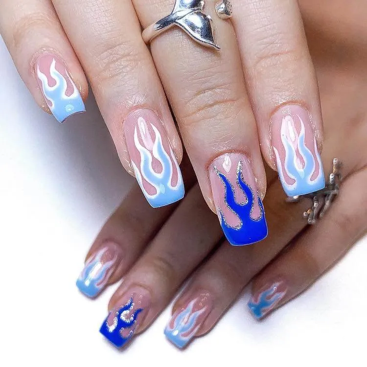 blauwe vlammen nagels