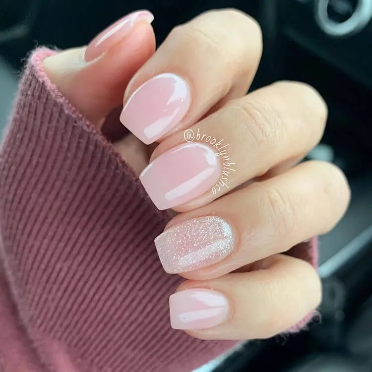 roze nagels met glitters