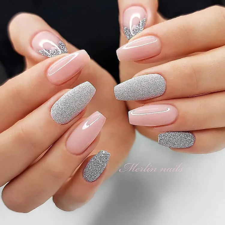 silver och rosa glitter naglar