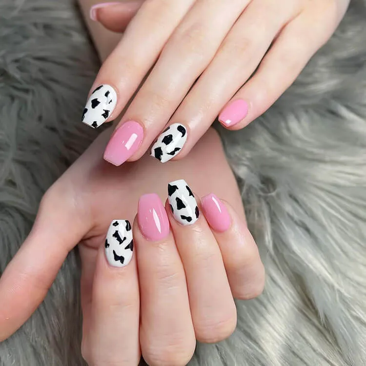 růžové nehty s potiskem krávy