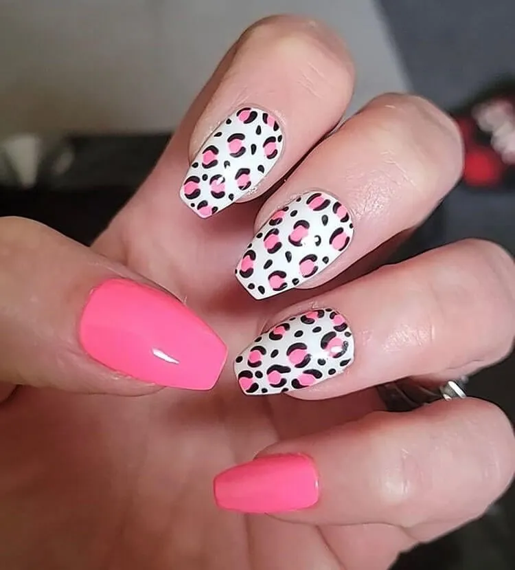 рожеві леопардові нігті