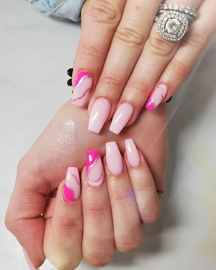 růžové třpytivé nehty