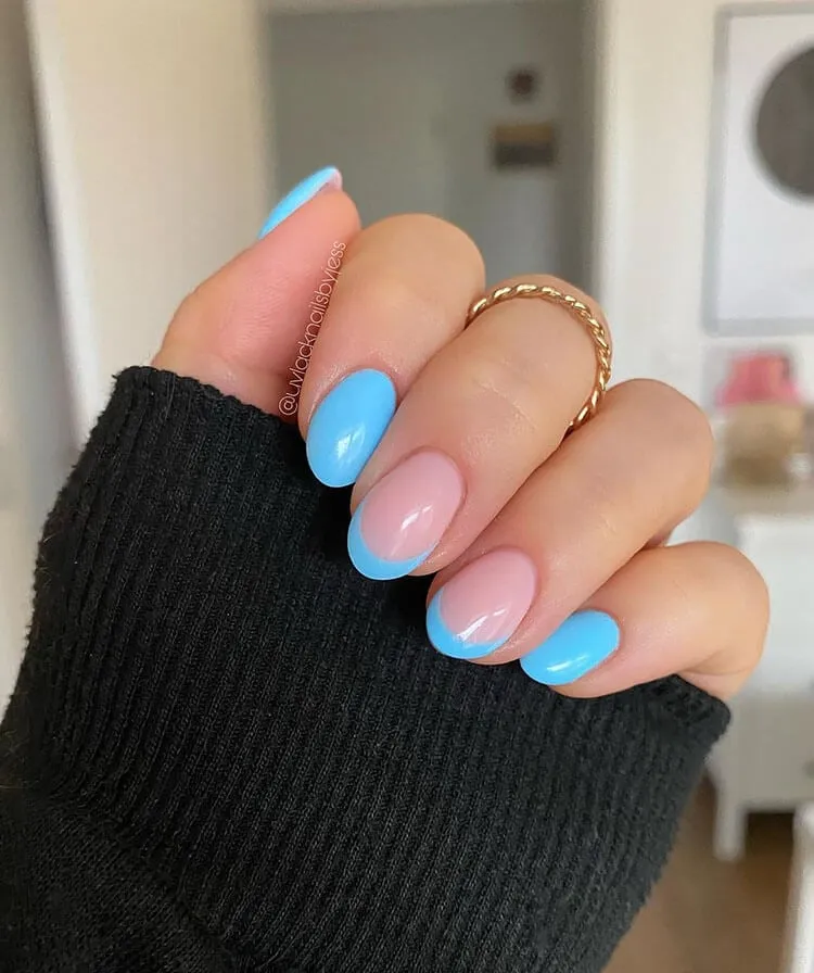 modré neonové nehty