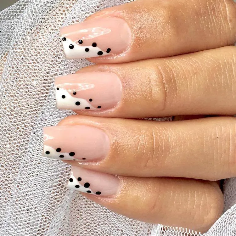 svarta och vita naglar