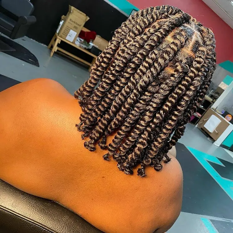 Senegalskie fryzury Twist z krótką fryzurą