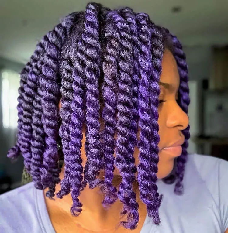 Gaya Rambut Twist Senegal dengan pewarna rambut ungu