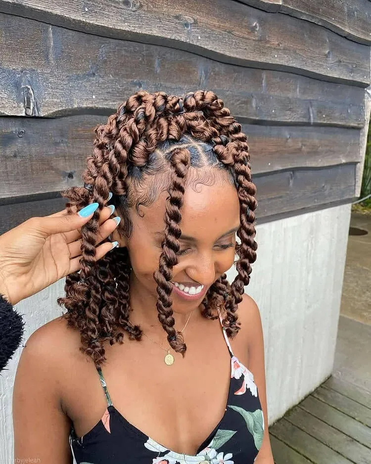 Gaya Rambut Twist Senegal dengan rambut cokelat
