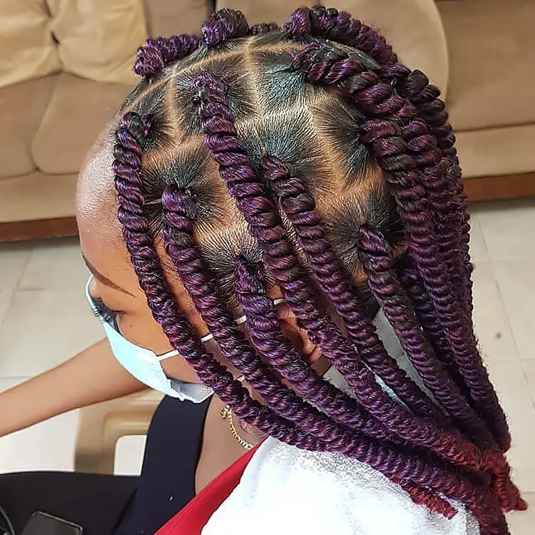 Gaya Rambut Twist Senegal dengan lilitan ungu