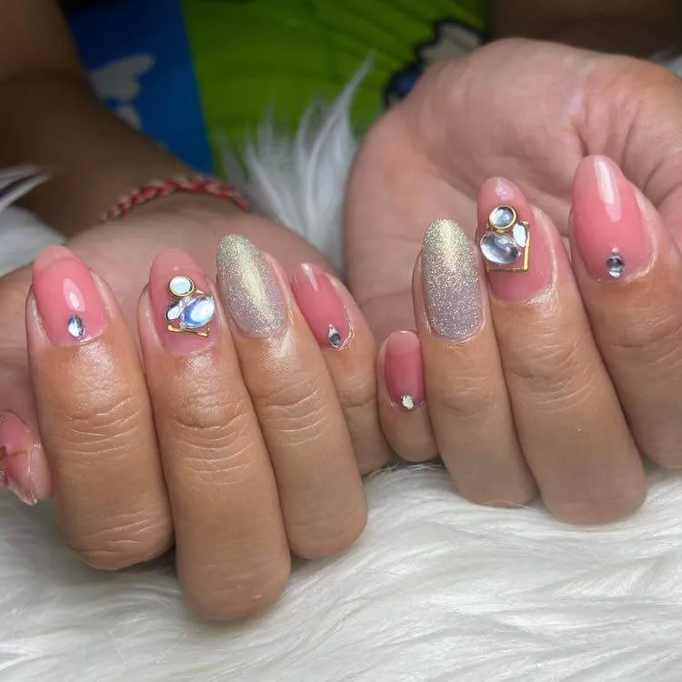 roze en zilveren nagels