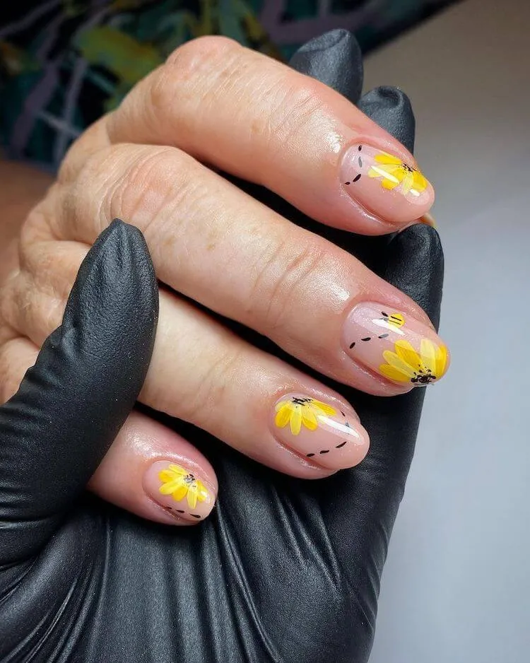 Ongles fleurs et abeilles