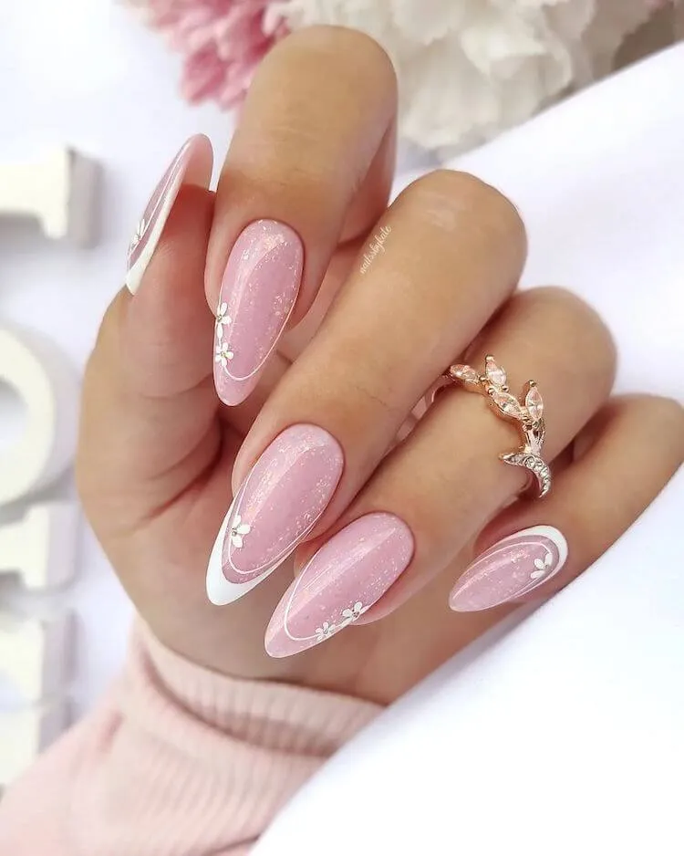 Roze glinsterende nagels met witte bloemen