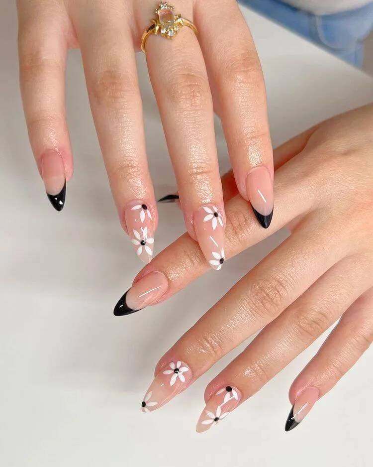 Uñas francesas negras con flores blancas