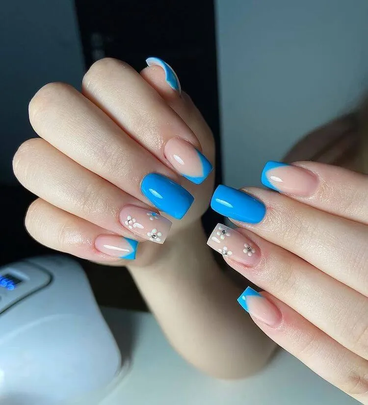 Blauwe bloemen nagels