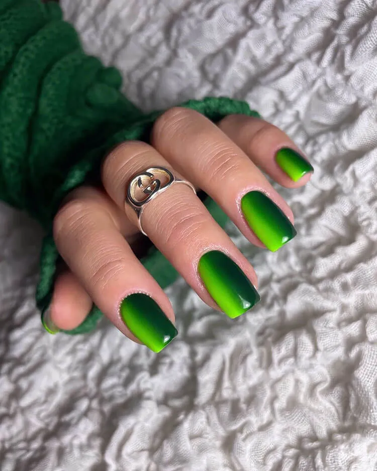 градиентни зелени нокти