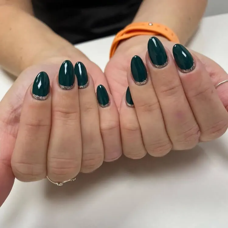 groene nagels met gouden manchetten