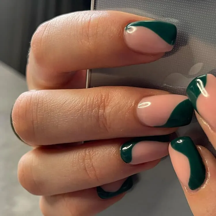 unghie verdi con volute