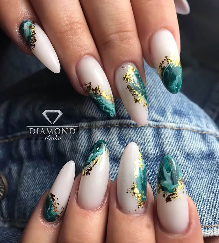 gröna och guld marmor naglar