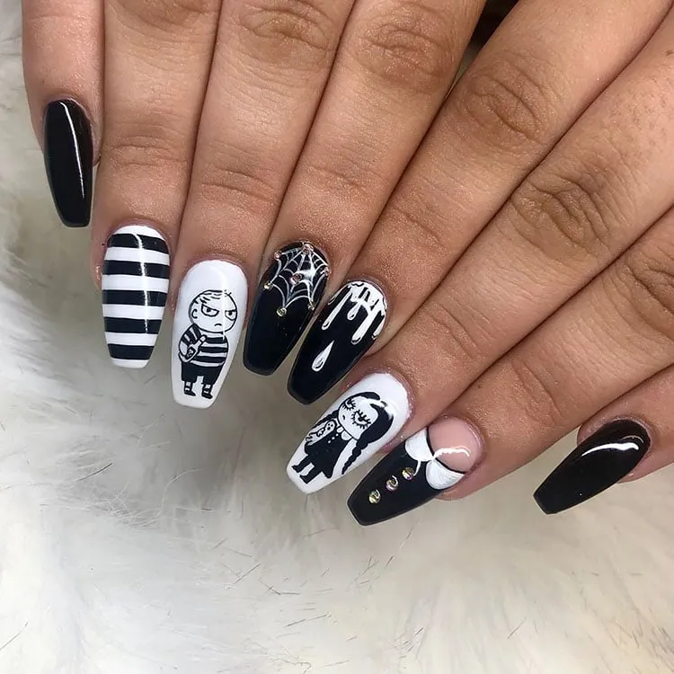 ongles famille addams