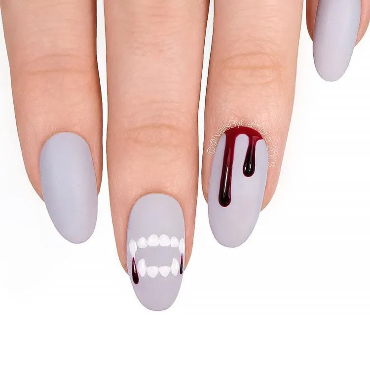 сірі нігті з вампірськими зубами