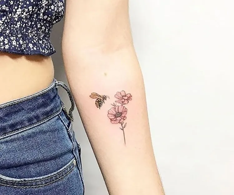 albină cu floare pe brațul interior