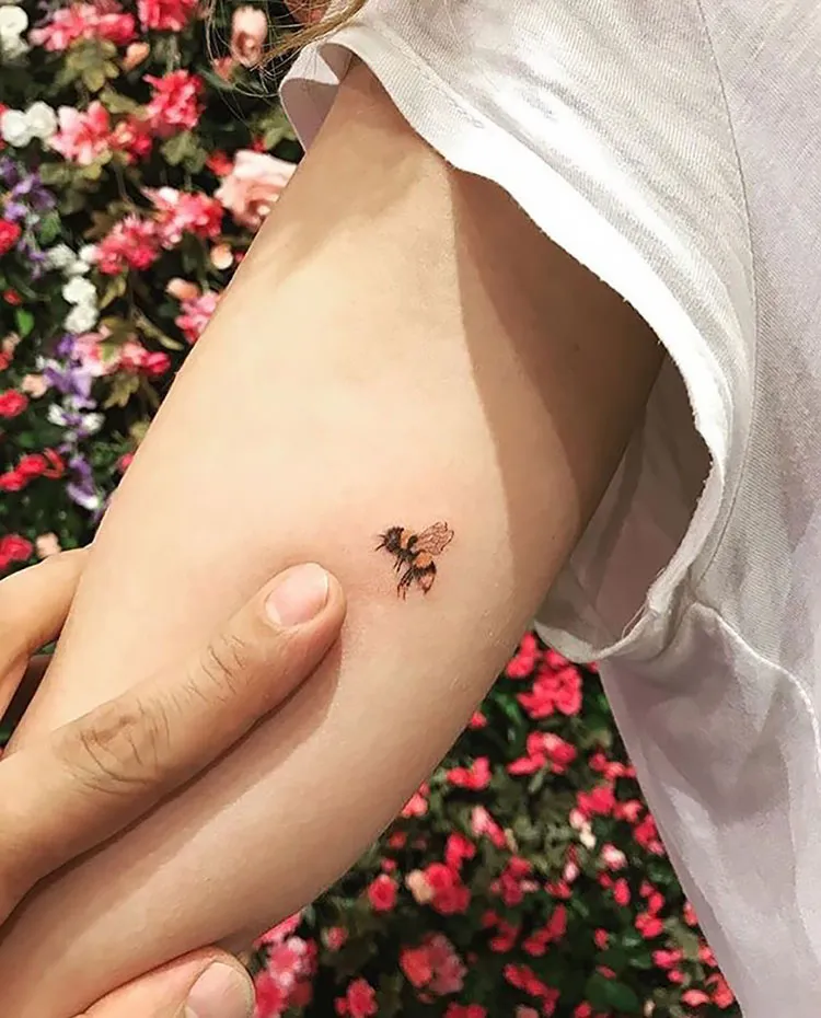 tatuaj mic de albine pe bicep