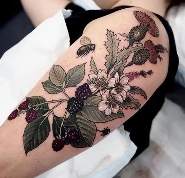 braț mare tatuaj albină cu flori și fructe de pădure