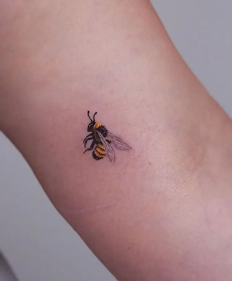 реалістичне татуювання бджоли